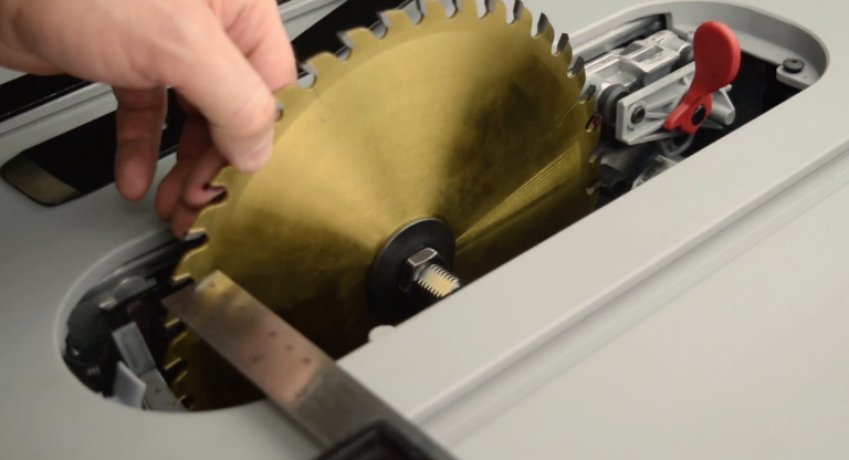 Video thumbnail: Blad uitlijnen voor de Jobsite Saw Pro